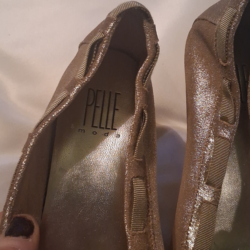 Pelle Moda Women's Gold Bow Heels - Picture 3 of 7